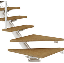 Detailaufnahme einer Treppe mit Holzstufen und weißem Geländer