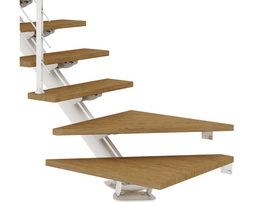 Detailaufnahme einer Treppe mit Holzstufen und weißem Geländer