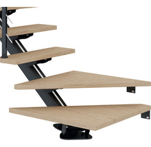 Dreieckige Holzstufen einer Treppe