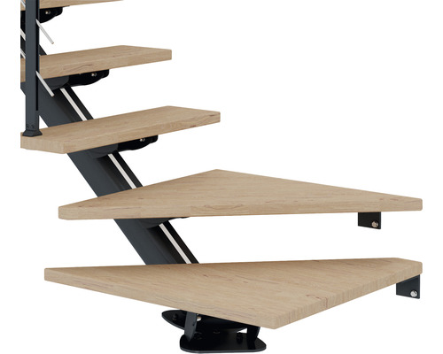 Dreieckige Holzstufen einer Treppe