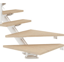 Detailaufnahme einer Treppe mit Holzstufen und weißem Geländer