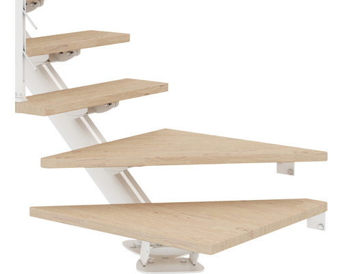 Detailaufnahme einer Treppe mit Holzstufen und weißem Geländer
