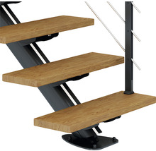 Detail einer Treppe mit Holzstufen und Metallgeländer