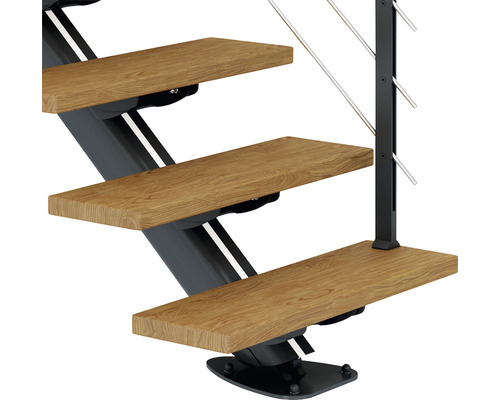 Detail einer Treppe mit Holzstufen und Metallgeländer