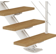 Treppe mit Holzstufen und weissem Geländer