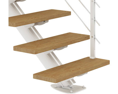 Treppe mit Holzstufen und weissem Geländer