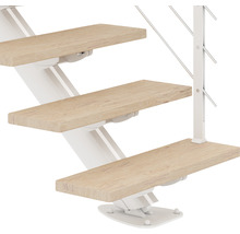 Detailansicht einer Treppe mit Holzstufen und weißem Geländer.