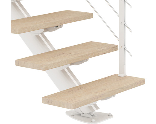 Detailansicht einer Treppe mit Holzstufen und weißem Geländer.