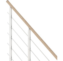 Detailaufnahme eines Treppengeländers mit Holzhandlauf und Edelstahlseilen