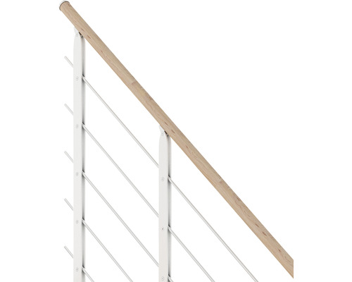 Detailaufnahme eines Treppengeländers mit Holzhandlauf und Edelstahlseilen