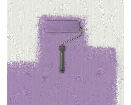 Farbroller beim Streichen einer Wand mit Blättermuster