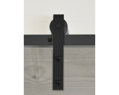 Vue détaillée d''un système de porte coulissante avec rail métallique et suspension à roulettes