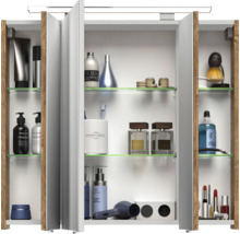 Offener Spiegelschrank mit Glasböden und diversen Badutensilien.