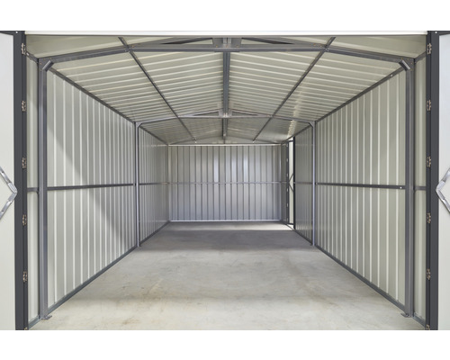 Vue intérieure d''un garage métallique avec ossature en acier