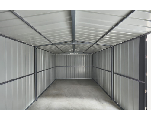 Innenansicht eines Geräteschuppens mit Metallrahmen und -wänden