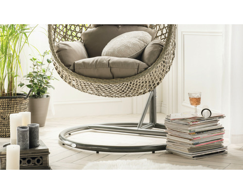 Hängesessel mit Kissen auf Metallgestell in Wohnraum