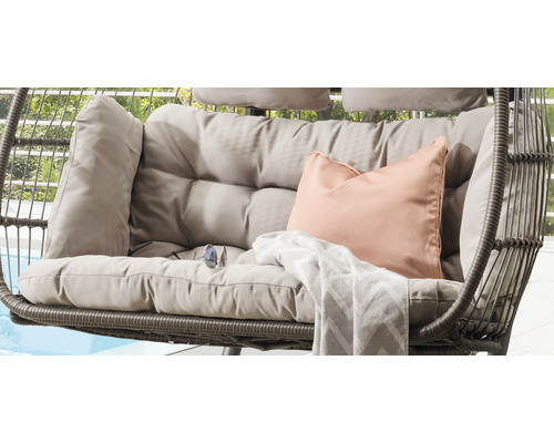 Detailansicht eines Hängekorbsessels mit Kissen und Decke