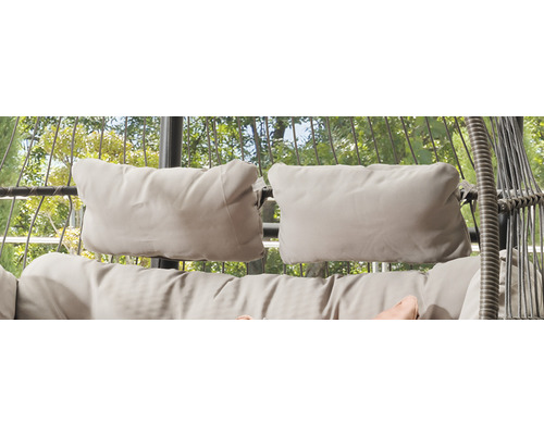 Detailansicht eines Hängekorbsessels mit Kissen