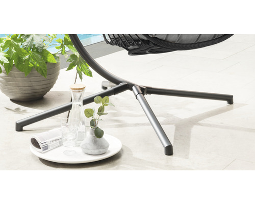 Detailaufnahme eines Hängesessels mit Getränken auf einem Tablett