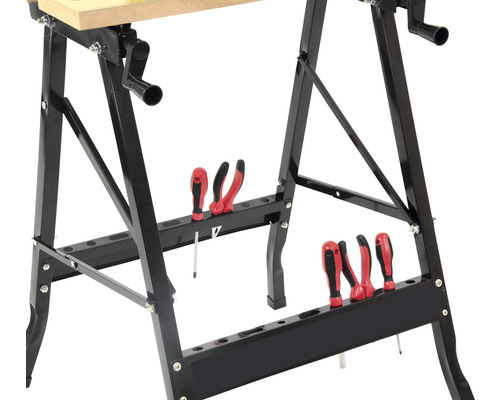 Werkbank mit Werkzeugablage und Werkzeugen