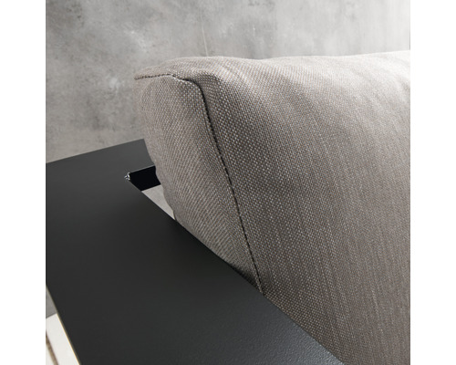 Gros plan d''un coussin de canapé de jardin avec revêtement en tissu et cadre en métal