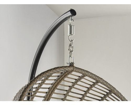 Detailaufnahme eines Hängekorbs mit Stahlrahmen, Feder und Kette