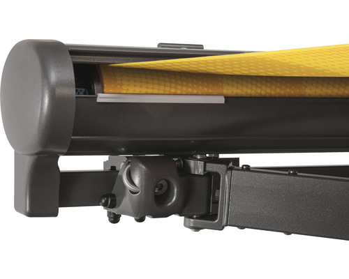 Detailansicht einer Markise mit gelbem Stoff und Metallrahmen