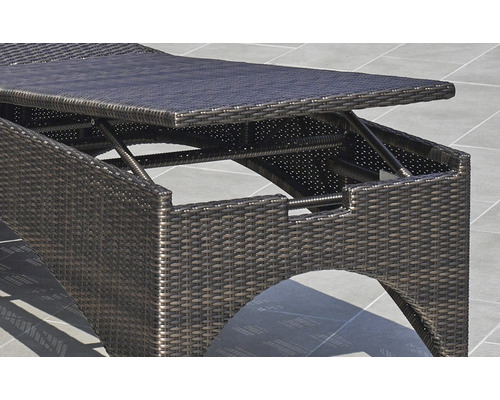 Detailansicht einer braunen Gartenliege aus Polyrattan mit verstellbarer Rückenlehne.