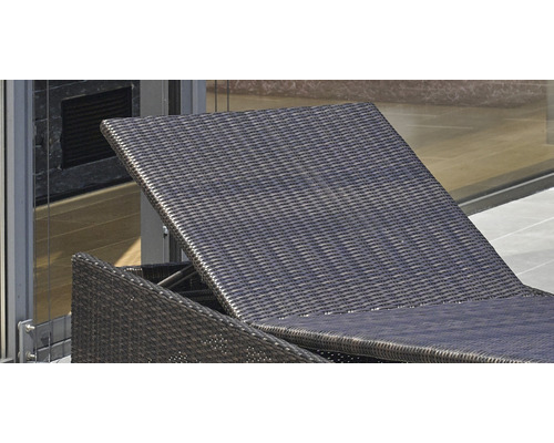 Nahaufnahme einer Gartenliege aus Rattan