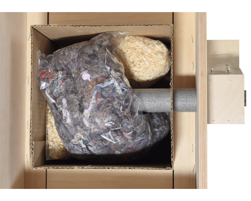 Offener Karton mit Dämmstoffen und einer Rohrisolierung