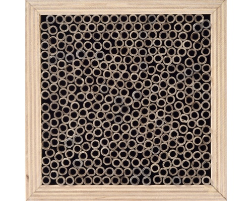 Insektenhotel mit hölzernem Rahmen und Röhren