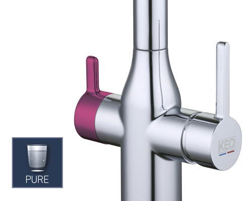 Gros plan d''un mitigeur d''évier avec leviers et logo du fabricant