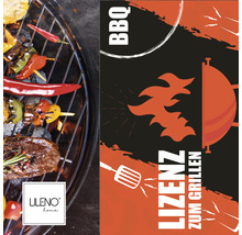 Grill mit Fleisch, Gemüsespießen und Chili auf dem Rost