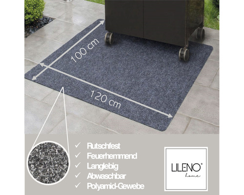 Tapis de barbecue gris mesurant 100 sur 120 centimètres sous un chariot de barbecue. Le tapis est antidérapant, ignifuge, durable, lavable et en tissu polyamide. Logo Lileno Home.
