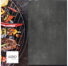 Grill mit Gemüse- und Fleischspießen sowie Lileno Home Logo.