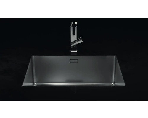 Spüle aus Edelstahl mit Wasserhahn