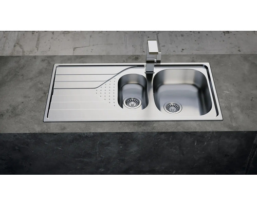 Spüle aus Edelstahl mit Abtropffläche und Wasserhahn