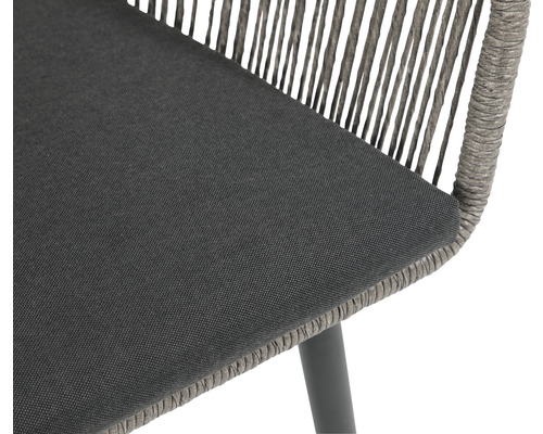 Detailansicht eines Stuhls mit geflochtener Rückenlehne und Sitzkissen