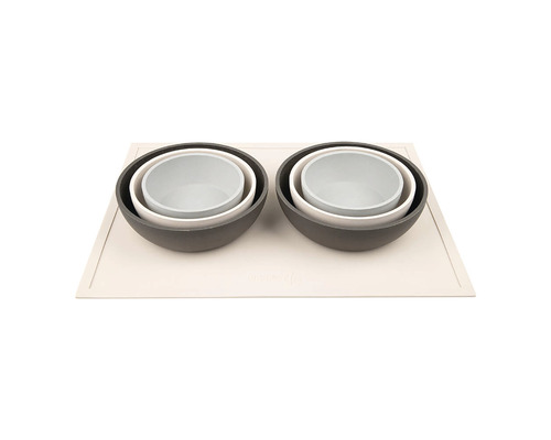 Zwei Hundenapfsets mit Unterlage für Haustiere