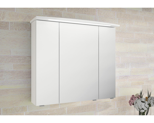 Spiegelschrank mit drei Türen und Beleuchtung an einer Wand