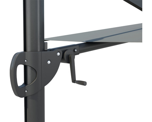 Detailansicht eines Sonnenschirms mit Kurbelmechanismus