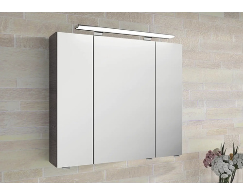 Armoire de toilette à trois portes et éclairage dans la salle de bain