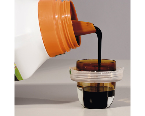 Flüssigdünger wird in einen Messbecher gegossen