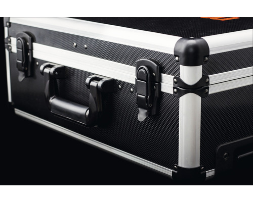 Detailansicht eines schwarzen Werkzeugkoffers mit silberfarbenen Aluminiumkanten, einem Griff und Verschlüssen