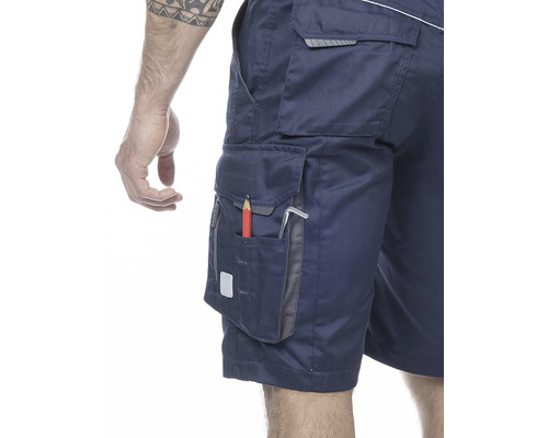 Blaue Arbeitsshorts mit mehreren Taschen, einem roten Stift und einem Inbusschlüssel.
