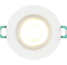 Spot LED encastrable rond avec cadre blanc et lumière blanc chaud allumée.