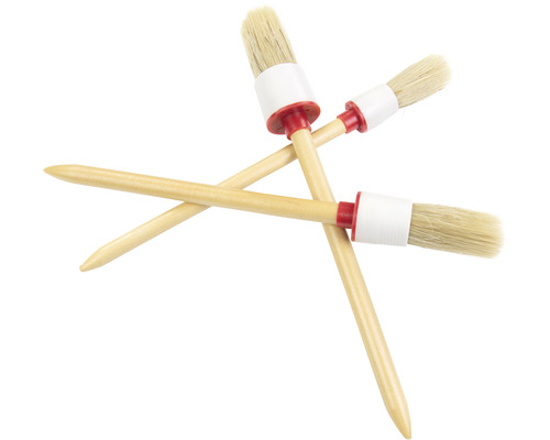 Trois brosses rondes avec des poils et un manche en bois