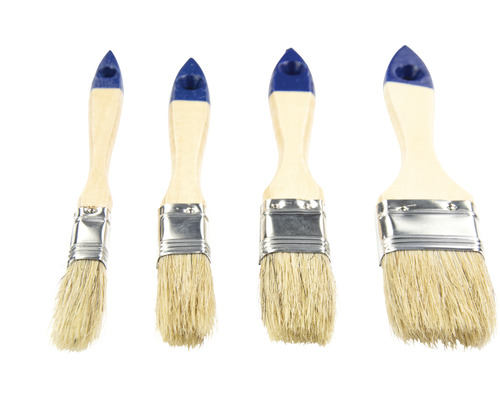 Quatre pinceaux de peintre avec manche en bois