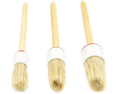 Trois brosses à épousseter avec manche en bois et poils