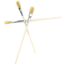 Trois pinceaux avec manche en bois et poils